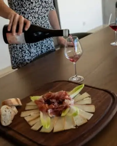Planche de charcuterie et fromages locaux