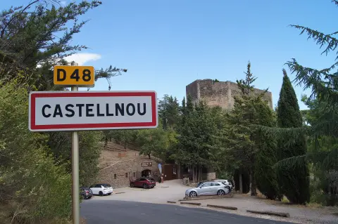 Entrée de Castelnou, avec le château médiéval qui domine le village