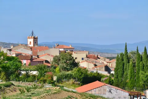 Le village de Cassagnes et son clocher, au milieu des cyprès et des jardins