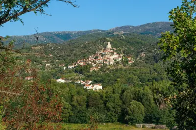 El pueblo encaramado de Eus dominando las colinas del Conflent